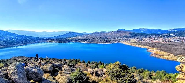 Inicio Vista panorámica de un embalse rodeado de montañas